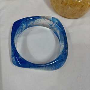 Brazalete de Resina Epoxi Azul Ecológico Hecho a Mano con Forma Personalizada y Tema de Ángel, Joyería Coleccionable - Product Image 1