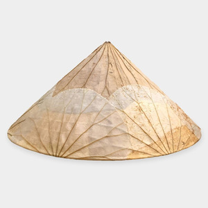 Sombrero cónico artesanal hecho de hojas de loto, estilo asiático, con forma de cono natural, de bambú. - Product Image 1