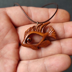 Collar con colgante de pez de madera tallado a mano, diseño minimalista marrón natural para hombres y mujeres, regalo de joyería - Product Image 1