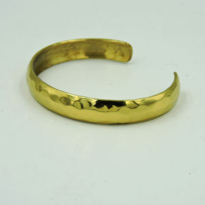 กำไลข้อมือทองเหลืองตีลายทำมือ - กำไลปรับขนาดได้สีทอง - เครื่องประดับเรียบง่ายสำหรับผู้ชายและผู้หญิง - Product Image 3