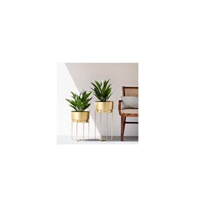 Excepcional florero de metal preparado para una presentación elegante, que ofrece tonos ricos y un encanto cautivador. - Product Image 6