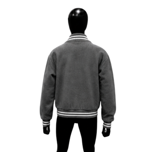 Modèle de veste universitaire grise en gros, vue avant, modèle de veste bomber vierge premium, design réaliste pour sublimation, style streetwear - Product Image 2