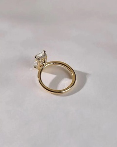 Bague de fiançailles solitaire en diamant créé en laboratoire, taille émeraude 1,5 carat, clarté VS1, couleur F, or jaune 18 carats, style classique, certifiée IGI - Product Image 3