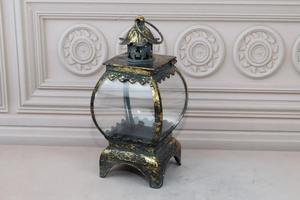 Lanterne en métal doré de style vintage avec panneau en verre pour réceptions de banquet et centres de table de luxe – Vente en gros depuis l'Inde - Product Image 3