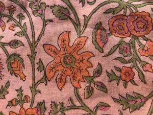 Tela de Algodón Estampada a Mano con Diseño Floral Naranja sobre Base Rosa |   Estampado floral tradicional indio - Product Image 2