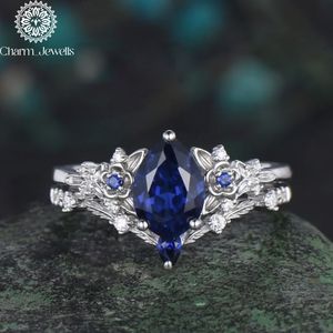 Bague de fiançailles pour femme Charm_Jewells plaquée or 18 carats avec moissanite taille coussin, motif floral, sertissage classique à griffes, certifiée IGI - Product Image 2