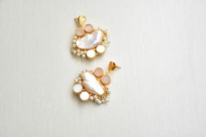 Pendientes de latón al por mayor con perlas barrocas y piedras naturales, geométricos, chapados en oro de 18 quilates, sin níquel, duraderos, listos para enviar. - Product Image 3