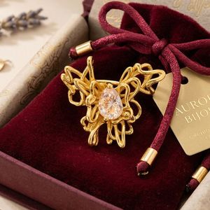 Pendientes de Clip de Mariposa de Latón Chapado en Oro de 18K al por Mayor con Zirconia de Corte Princesa y Engaste de Garra para Joyería de Regalo Unisex - Product Image 2