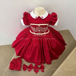 Robe de luxe rouge pour bébé fille, brodée main, motif ours et abeille, manches bouffantes, col Peter Pan en dentelle, avec bloomers assortis - Product Image 1