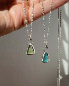 Collier avec pendentif en pierre naturelle géométrique, plaqué argent, design minimaliste, unisexe, à porter au quotidien - Product Image 3
