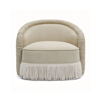 Fauteuil rembourré moderne en tissu beige avec détails frangés, meubles de salon, style design contemporain