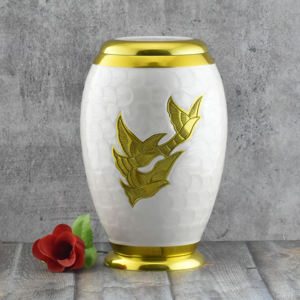 Urna Funeraria de Metal Blanco de Lujo al por Mayor, Jarra Conmemorativa con Elegantes Palomas Doradas y Acabado de Esmalte Pulido - Product Image 1