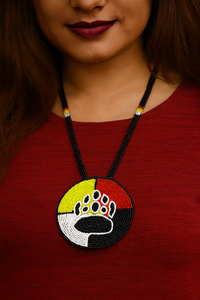 Collier artisanal avec pendentif patte d'ours perlé, sections jaunes, rouges, blanches et noires, et cordon long à suspendre sous la poitrine - Product Image 6