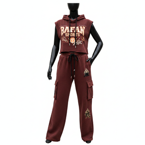 Ensemble sweat à capuche sans manches en molleton de coton et polyester GSM bordeaux et pantalon cargo pour femme, avec logo personnalisé imprimé ou brodé – Ensembles pour femme - Product Image 6