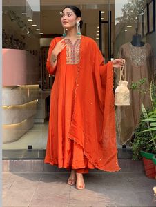 Ensemble Kurti prêt-à-porter en soie Vichitra avec broderie de designer, comprenant un haut, une jupe et un dupatta brodé en soie Vichitra. - Product Image 1