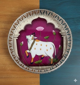 Bandeja Redonda Metálica de Almacenamiento con Diseño de Vaca, Acabado Pulido, Estilo Oriental para Uso en Mesa - Product Image 1