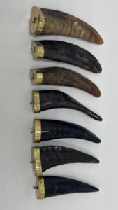 Colgantes de cuerno natural tallados a mano con tapa de latón grabada, dijes de cuerno de búfalo pulido para la fabricación de joyas y manualidades - Product Image 2