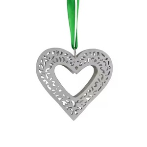 Ornement décoratif saisonnier en forme de cœur, artisanat métallique pour les célébrations des fêtes - Product Image 1