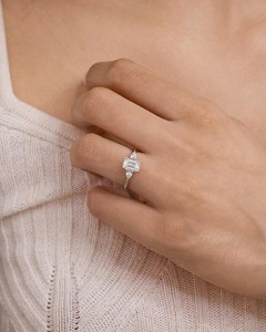 Anillo de Tres Piedras con Moissanita Corte Esmeralda de 2CT, Plata de Ley 925 Original, Bañado en Oro Rosa, Anillo de Compromiso, Regalo de Aniversario - Product Image 5