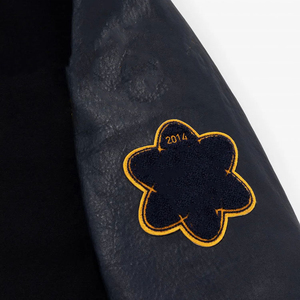 แจ็คเก็ตเบสบอลแบบ Letterman สไตล์วิทยาลัยสำหรับผู้ชาย สีพื้นเรียบง่าย ขายดีที่สุด ตัดเย็บตามสั่ง ดีไซน์คอปกตั้ง ผลิตจากวัสดุรักษ์โลก ระบายอากาศได้ดี - Product Image 3