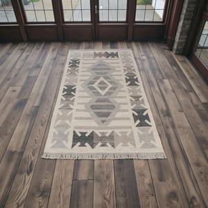 Alfombra de Lana Hecha a Mano con Patrón Geométrico Tribal en Gris y Beige, Alfombra Tejida a Mano con Flecos para Sala de Estar - Product Image 1