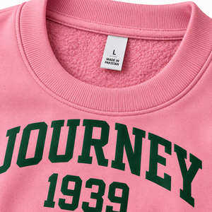 เสื้อสเวตเชิ้ตคอกลมสีชมพูแบบกำหนดเอง Journey 1939 พิมพ์ลายกราฟิก ผ้าฟลีซ แบบสวมหัว ยูนิเซ็กส์ สตรีทแวร์ลำลอง - Product Image 4