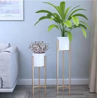 Support de pot en métal au prix de gros avec pot blanc, design triangulaire durable fait à la main pour pots lourds et décoration intérieure élégante