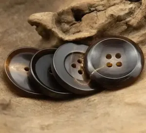 Boutons vierges de haute qualité en os de buffle blanc, boutons sportifs en corne pour la décoration de vêtements, lavables et polis pour un style élégant - Product Image 1