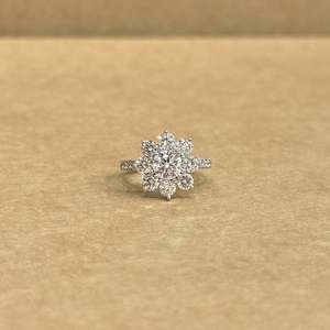 Bague en or blanc 14 carats avec diamant naturel taille ronde 0,70 ct au centre et pierres latérales 1,29 ct, bague de fiançailles de luxe, bijoux de créateur - Product Image 1