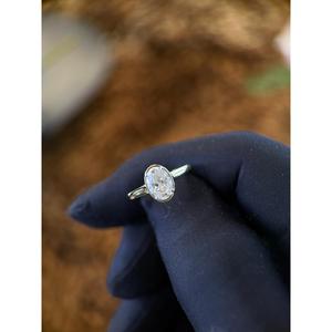 Bague de fiançailles en or 14 carats avec diamant ovale de 2 carats cultivé en laboratoire, alliance minimaliste solitaire pour femme - Product Image 3