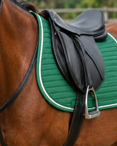 Vente en gros de tapis de selle pour cheval à rayures horizontales matelassées, en coton doux de qualité supérieure, antidérapant, pour selle anglaise, avec passepoil. - Product Image 6