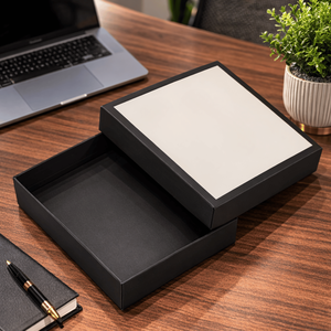 Caja de Ropa Ecológica de Papel Kraft Premium |   Empaque para Camisetas con Recubrimiento UV, Laminado Mate, con Relieve y Forro Protector de Esponja - Product Image 6