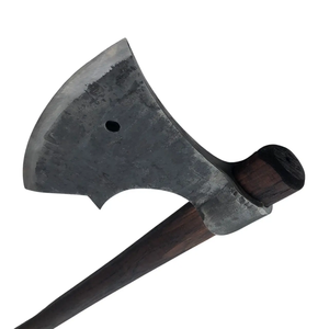 Hacha Vikinga Hecha a Mano con Mango de Madera de Fresno Grabado y Funda de Cuero con Grabado en la Cabeza - Product Image 4