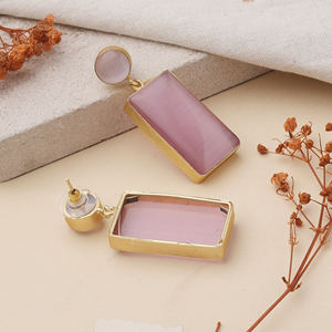 Pendientes artesanales de latón chapado en oro con piedra natural rosa en forma de gota de agua – Joyería elegante con forma de lágrima para mujer - Product Image 2