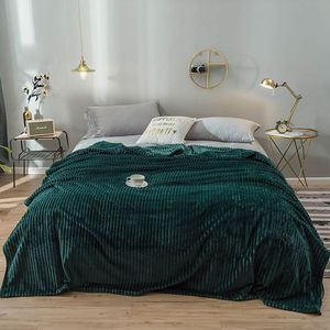 Coperta in Flanella Verde Scuro con Motivo Intrecciato, Tinta Unita, Super Morbida e Leggera, Disponibile nelle Misure 28*40 Pollici e 60*80 Pollici - Product Image 4