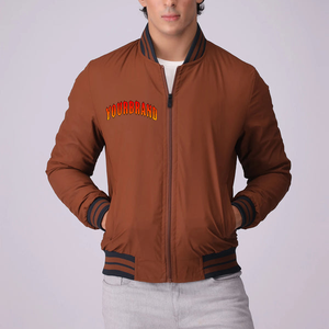Dale un toque a tu estilo urbano con la chaqueta universitaria unisex para hombre, con cuello alto y diseño deportivo para mayor comodidad. - Product Image 3
