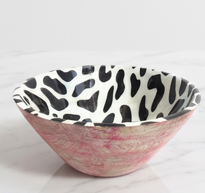 Tazón de cerámica tallado a mano, contemporáneo, exterior rosa, interior con estampado de vaca en blanco y negro, para uso doméstico. - Product Image 3