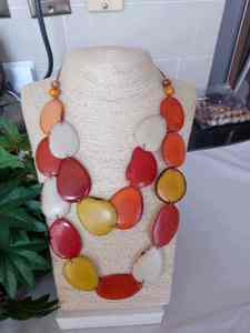 Collier en résine artisanal de luxe pour femmes, finition haute brillance, magnifique et tendance, avec perles de qualité supérieure, Inde. - Product Image 4