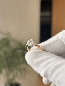 Elegante anillo de novia de oro de 18 quilates con tres diamantes cultivados en laboratorio de 2.371 quilates, centro ovalado y detalles redondos, talla US 6. - Product Image 4