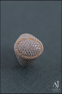 Bague de mariage pour homme en or jaune plaqué, sertie de moissanite en grappe à taille brillante et micro-incrustations à griffes, style Hip Hop - Product Image 2