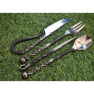 MORTAL SAGA Ensemble de table et ustensiles de table rustiques de style médiéval viking en fer forgé à la main et respectueux de l'environnement (4 pièces) - Product Image 1