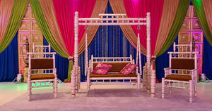 Décoration de scène éblouissante pour Mehndi et Sangeet, aménagement de cérémonie Heena avec décors métalliques découpés au laser style Mehrab, canapé de mariage haut de gamme - Product Image 5