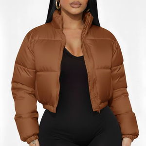 Veste matelassée pour femme à capuche, manches classiques, doublure en coton, fermeture éclair, brodée et teinte, avec patchs personnalisés – Vente en gros - Product Image 1