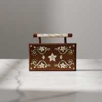 Pochette de soirée élégante en bois artisanal avec incrustation complexe en nacre et finition haut de gamme pour les cérémonies nuptiales par Casa Hub
