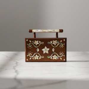 Pochette de soirée élégante en bois artisanal avec incrustation complexe en nacre et finition haut de gamme pour les cérémonies nuptiales par Casa Hub - Product Image 1