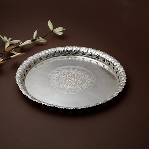 Plateaux ronds décoratifs finition argentée, design moderne, fournitures pour restaurants et hôtels, plateau et plat de service en laiton pour table, prix abordable - Product Image 1