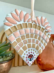 Décoration suspendue en mosaïque de verre TCE, artisanat Art Déco, cœur, fait main, ornemental, ETHEREAL BLUSH BLOSSOM - Product Image 2