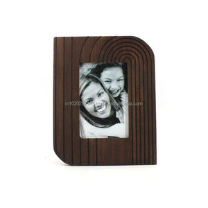 Cadre photo en bois de style vintage offrant une texture vieillie, attrayant pour les amateurs de design rétro et nostalgique pour la maison - Product Image 2