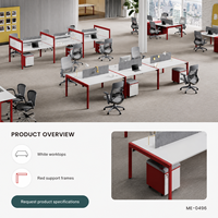 Poste de travail moderne en bois pour 4 personnes avec rangement, écrans d'intimité gris, plans de travail blancs, structure de support carrée rouge