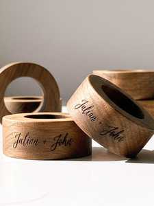 Anillos de servilleta de madera con forma de anillo, personalizados para boda, hechos a mano, diseño moderno, decoración de mesa de boda, duraderos, Julian + John Engra - Product Image 1